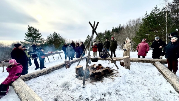 Vunki mano rahvas ronis kolm tundi pärast päikesetõusu Kaudimäele ümber lõkke. FOTO: Kalev Annom